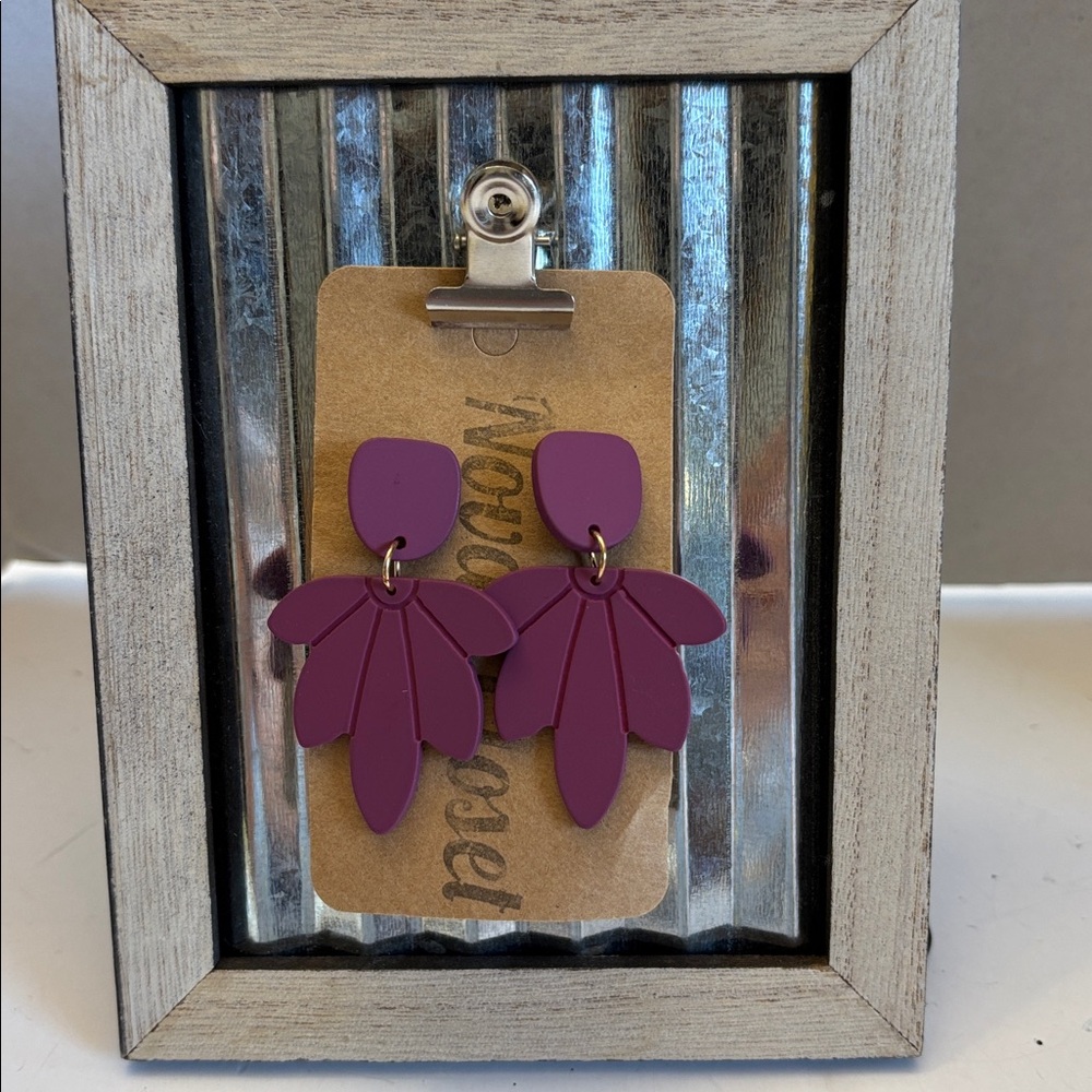 💕5/25💕Leaf deep Pink Earrings